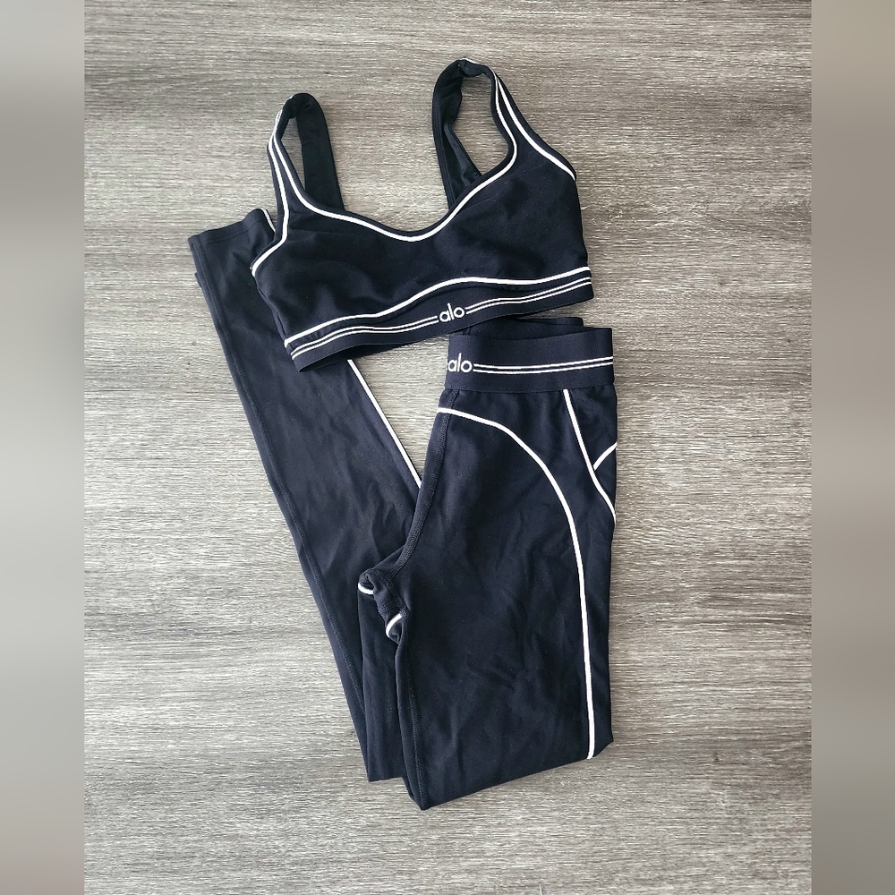 Alo Yoga Heart Throb Matchi Set with White Piping - Sports Bra & Leggings